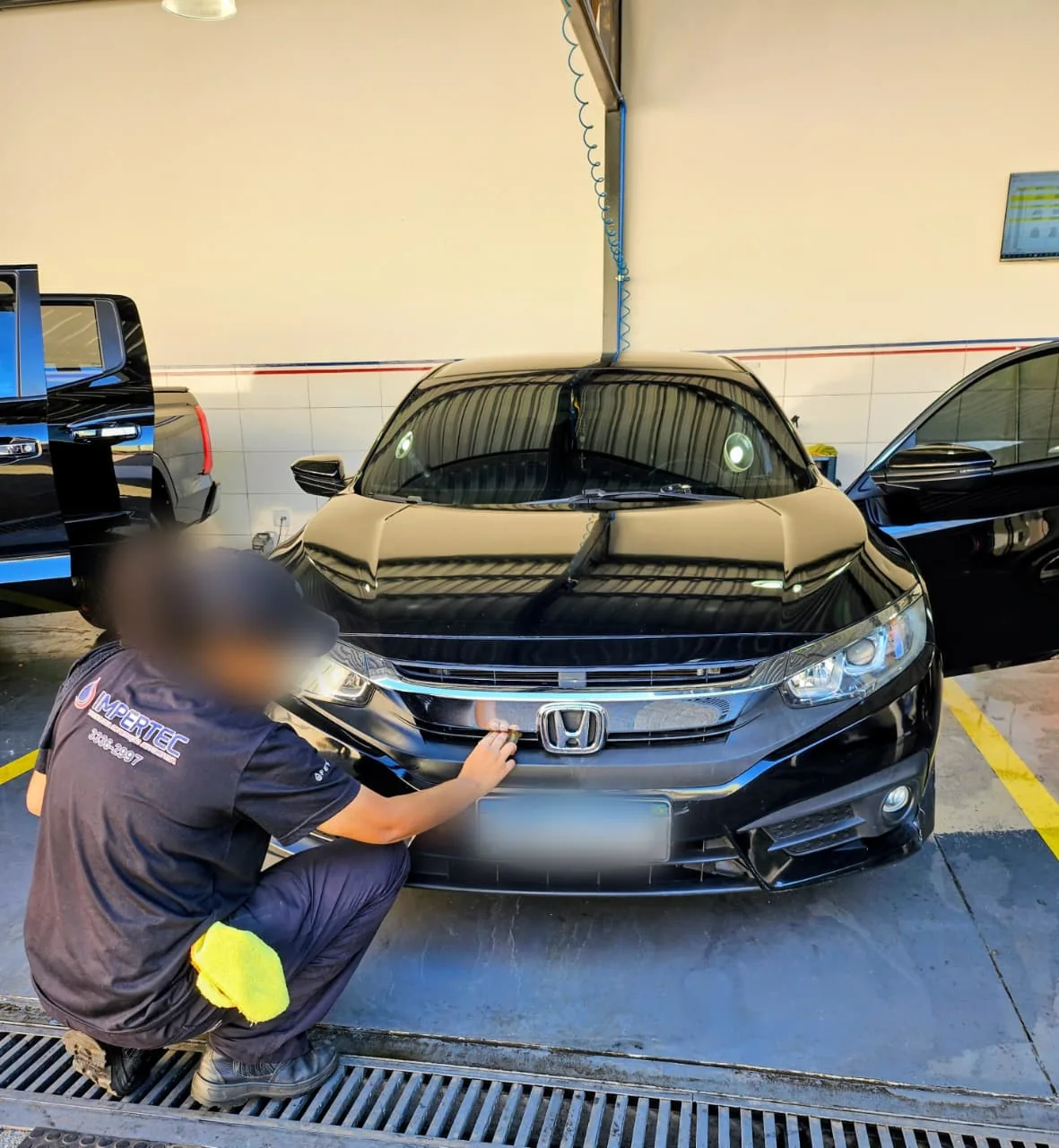 Especialista da Impertec realizando detalhamento automotivo em Uberaba