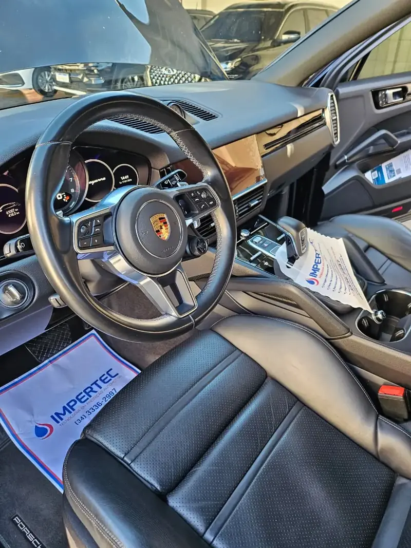 Interior de Porsche cuidado pela Impertec Estética Automotiva em Uberaba